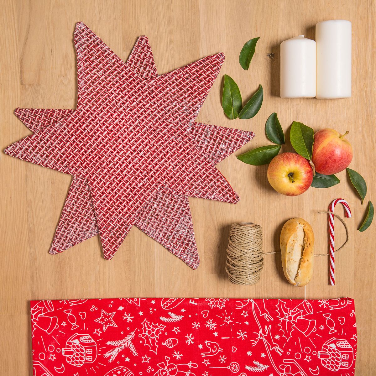 Decorar mesa navideña nórdica en blanco y rojo materiales