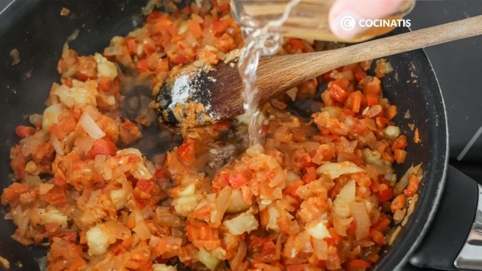 Agregamos caldo de verduras al sofrito Agregamos caldo de verduras al sofrito