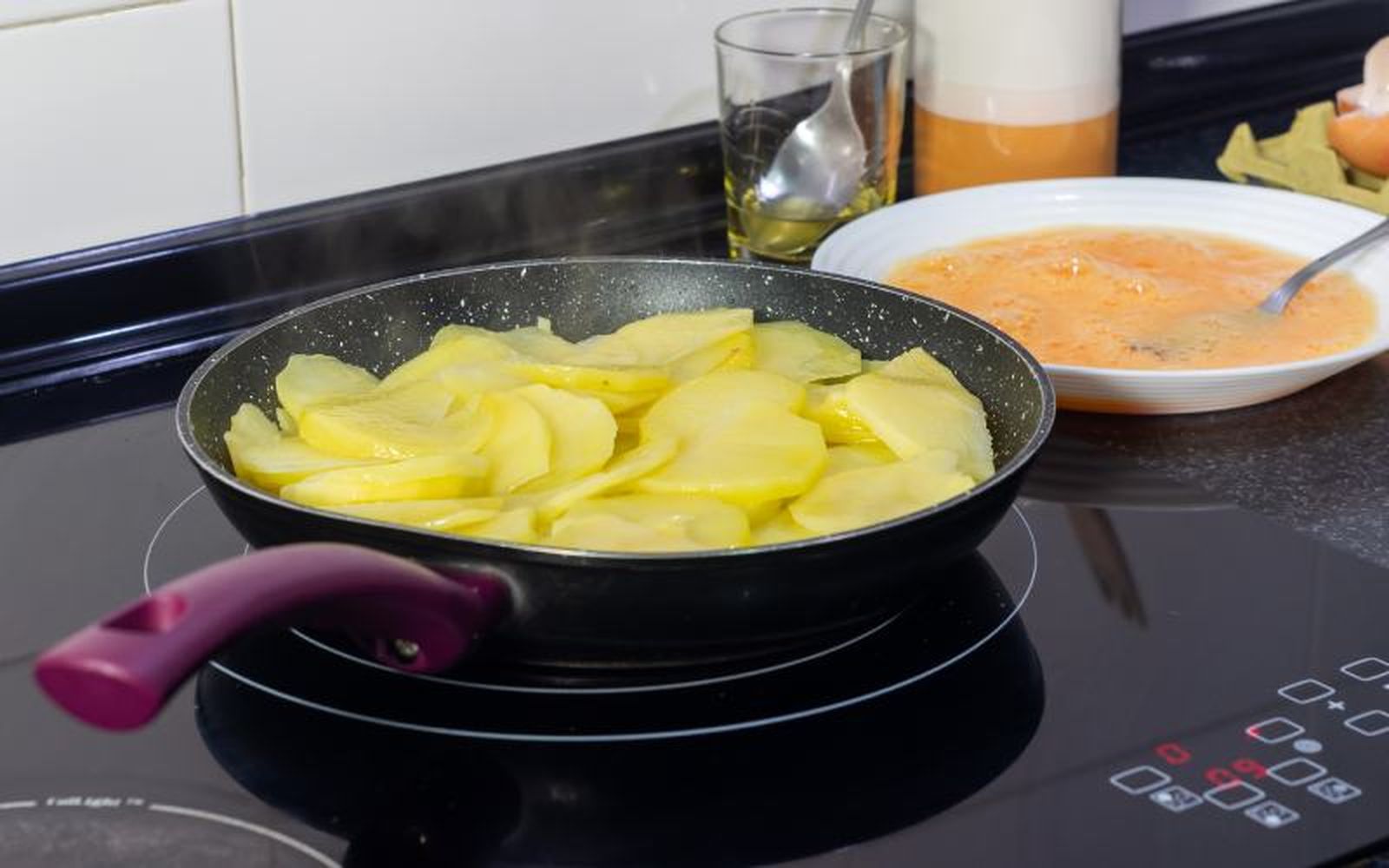 Al freír patatas, basta con un dedo de aceite en la sartén Al freír patatas, basta con un dedo de aceite en la sartén