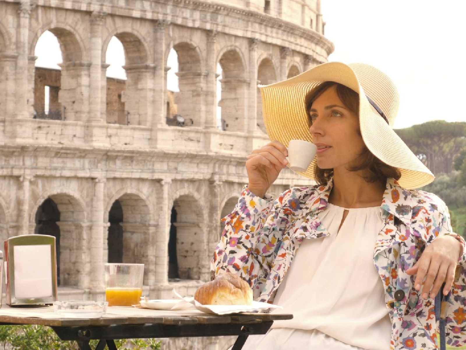 Desayuno en Italia, café y zumo con cornetto Desayuno en Italia, café y zumo con cornetto