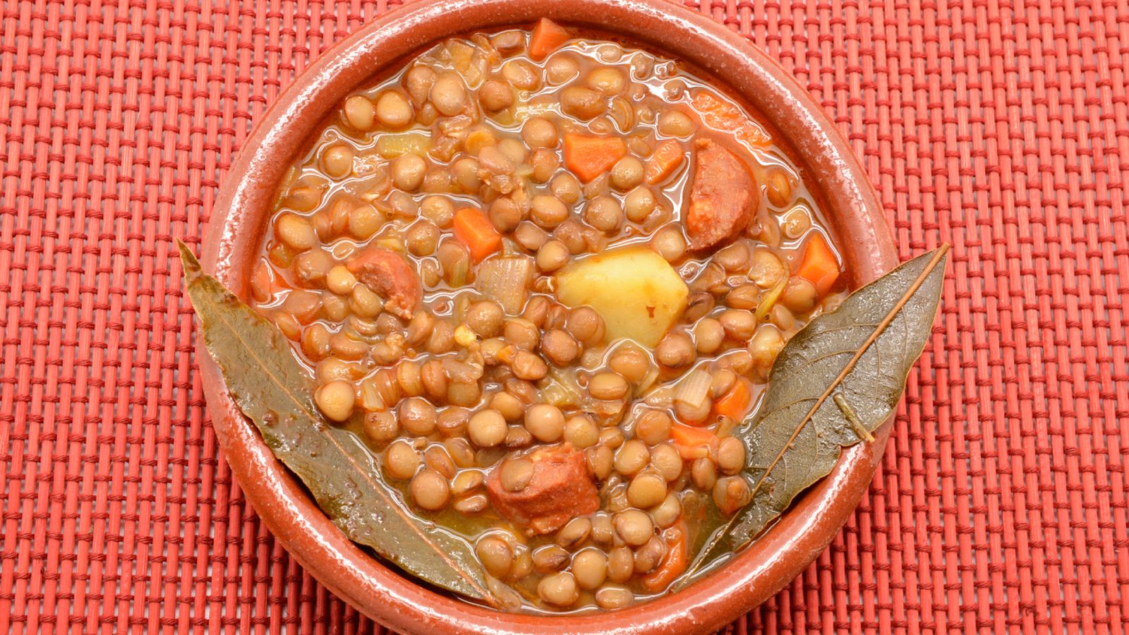 El gesto de añadir laurel convierte unas simples lentejas en un plato lleno de tradición y memoria.