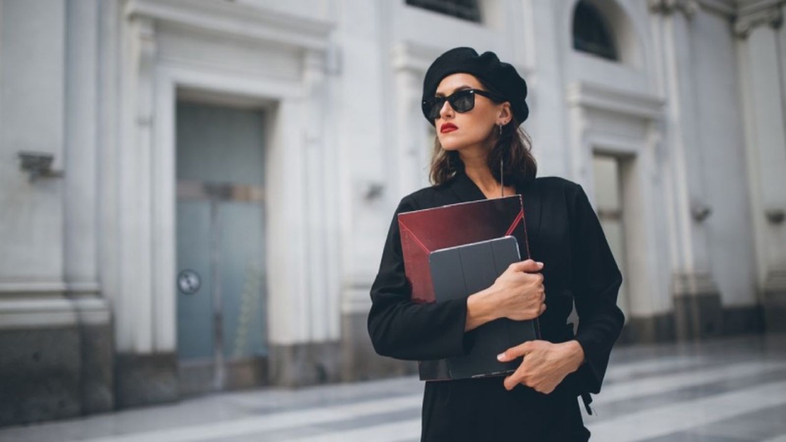 Boina negra para un look de oficina
