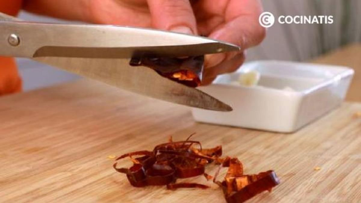 Cómo hacer salsa puttanesca  paso 1