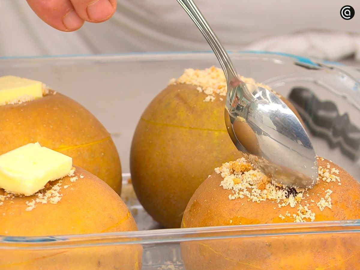 Una vez rellenas, cubre las manzanas con mantequilla y hornea hasta que estén tiernas