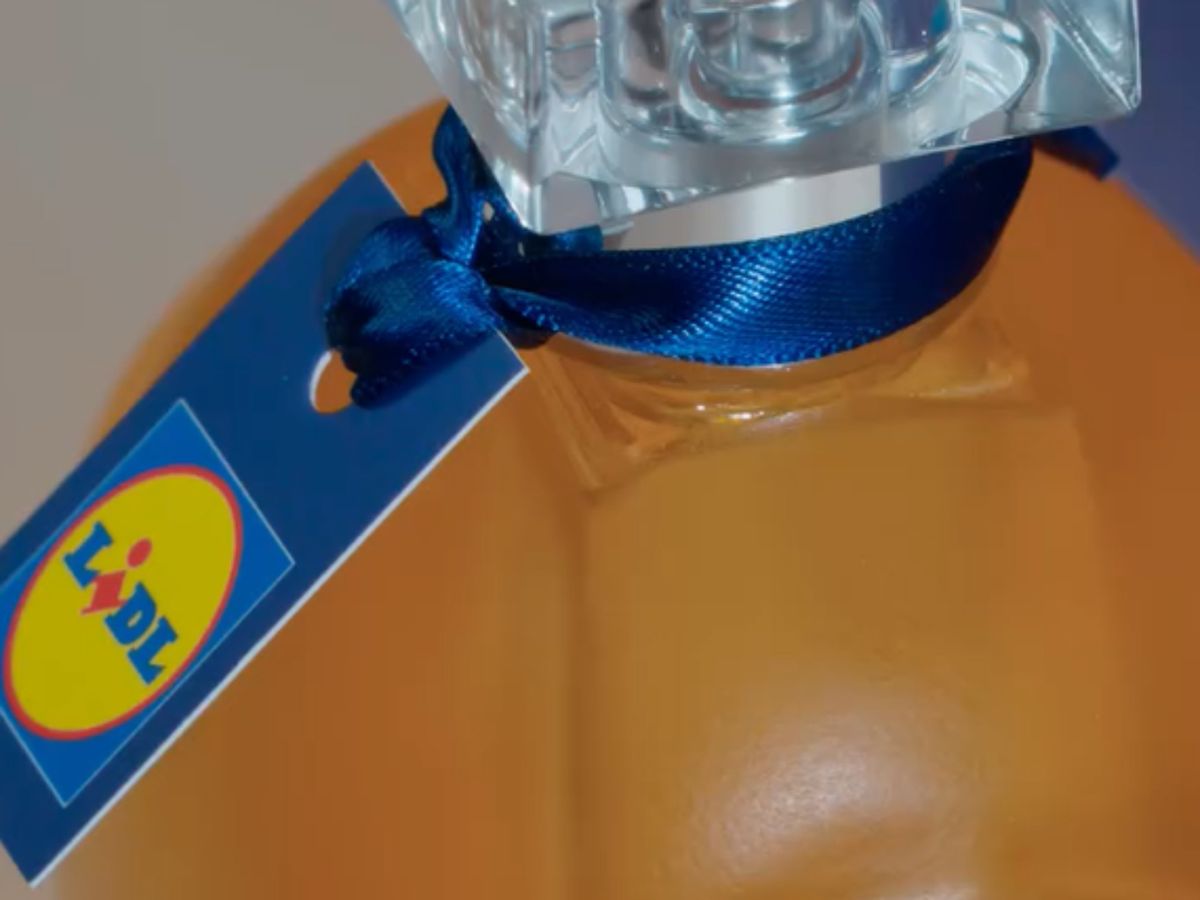 El frasco de Eau de Croissant, diseñado para Lidl US, combina humor, diseño y estética gourmand en un guiño navideño a su bollo más icónico.