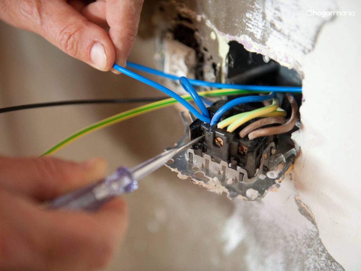 Introduce los cables en cada borne