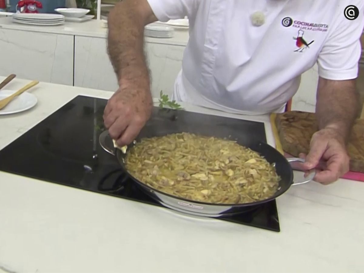 Añade el pollo salteado y cocina 6 minutos más