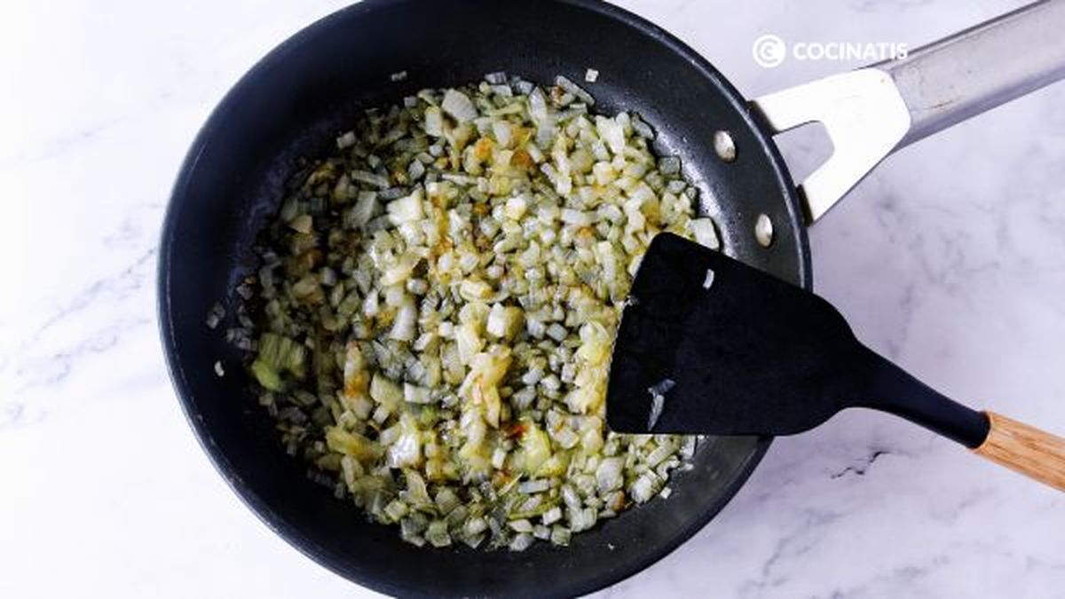 Pocha la cebolla en una sartén