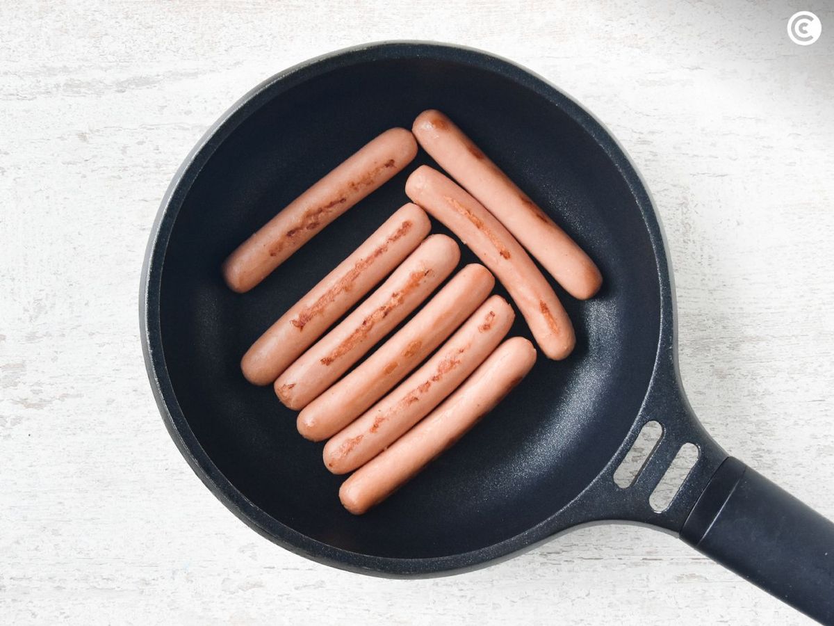 Dorar las salchichas para la salchipapa