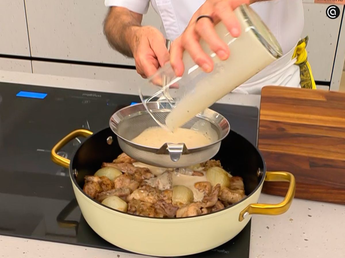 Cocina el conejo con la salsa triturada