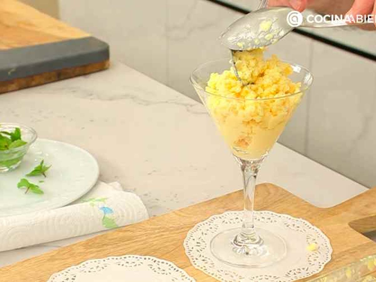 Sirve el granizado de yogur y naranja