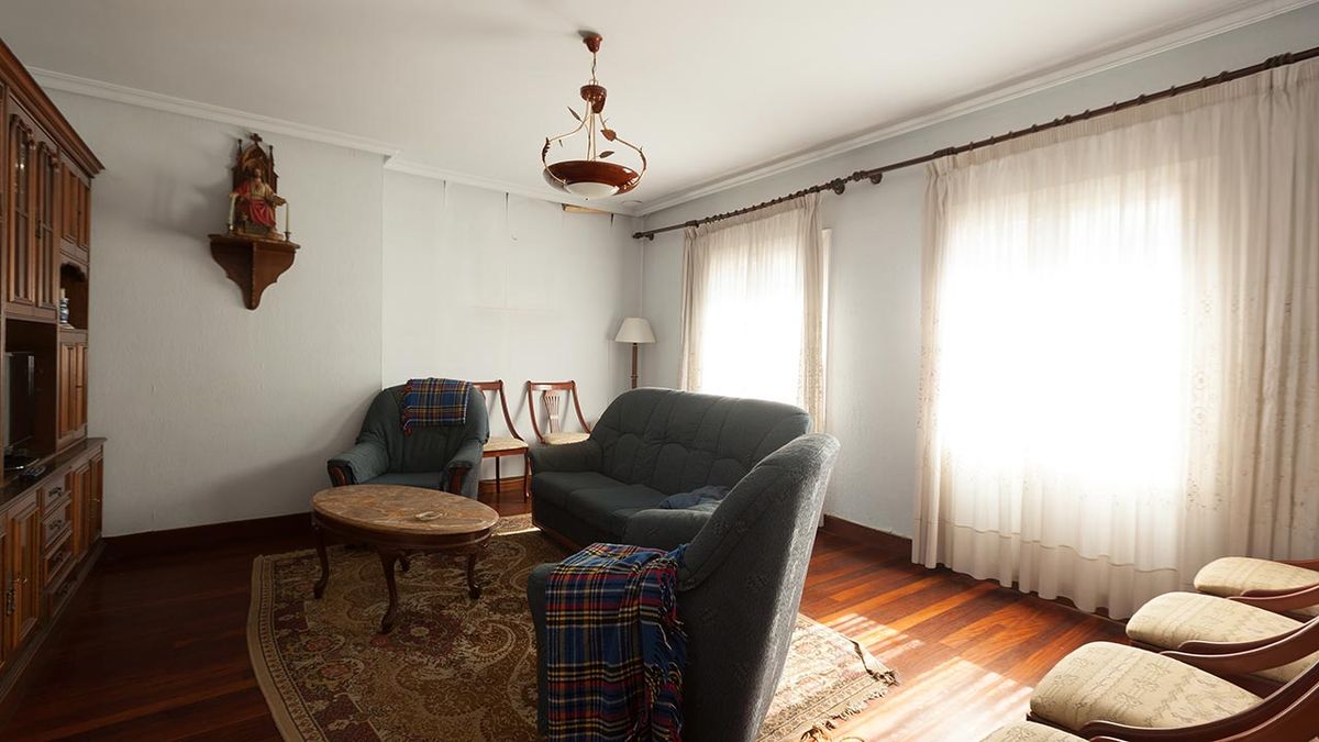 Deco739 Salón moderno con estantería de pales antes