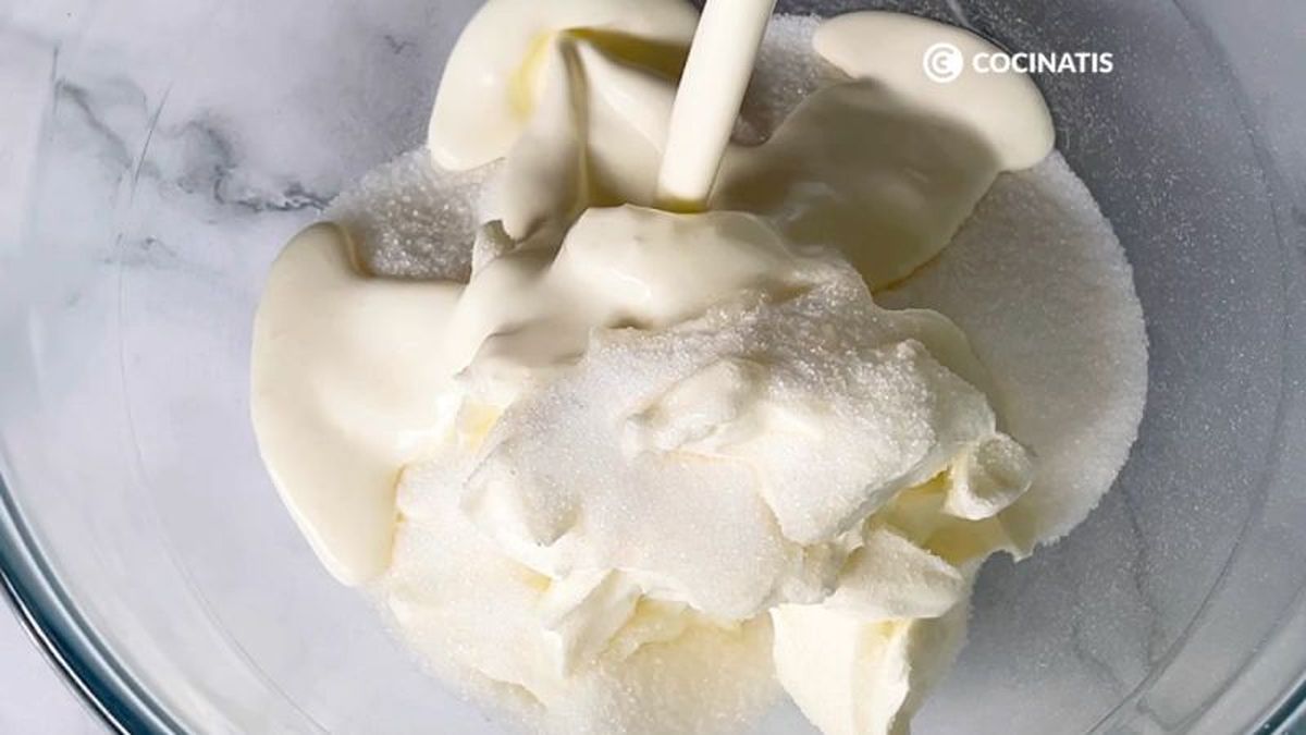Mezclamos el queso con el azúcar y la nata