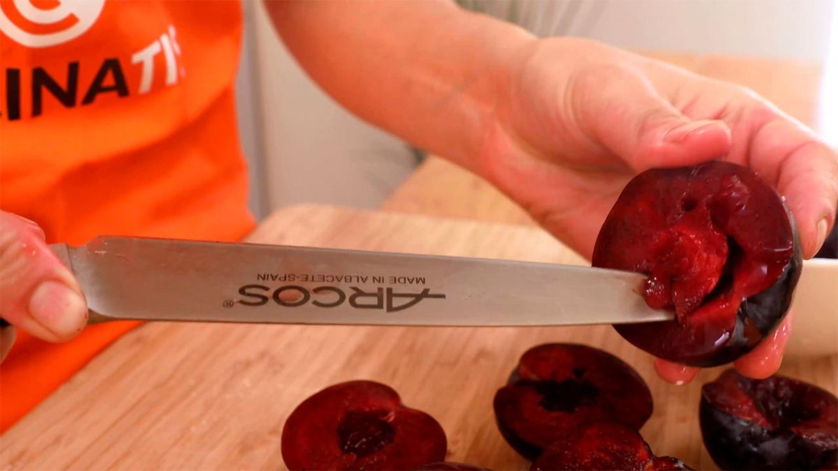 Tarta de ciruelas, un postre fácil al horno   paso 2