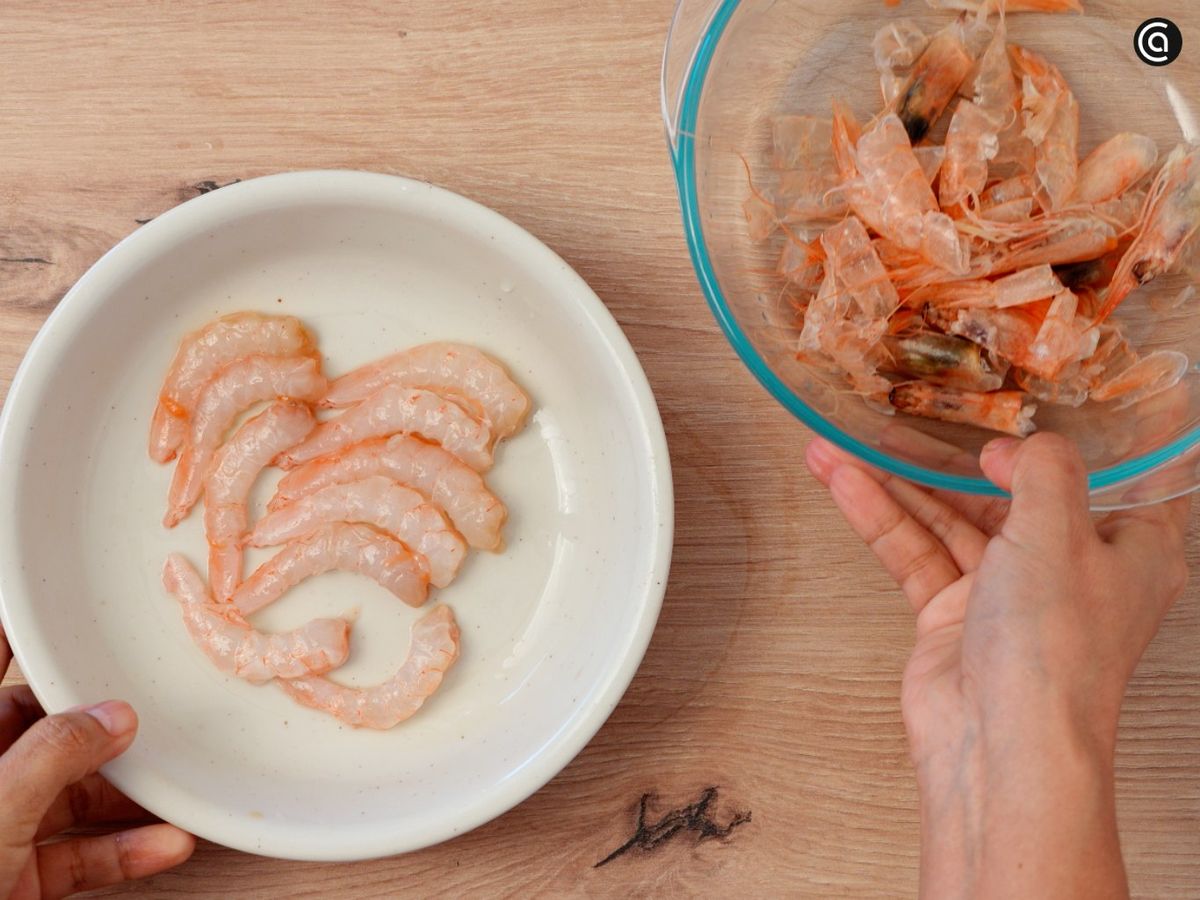 Limpia las gambas bajo el grifo, quítales la cáscara y el hilo intestinal