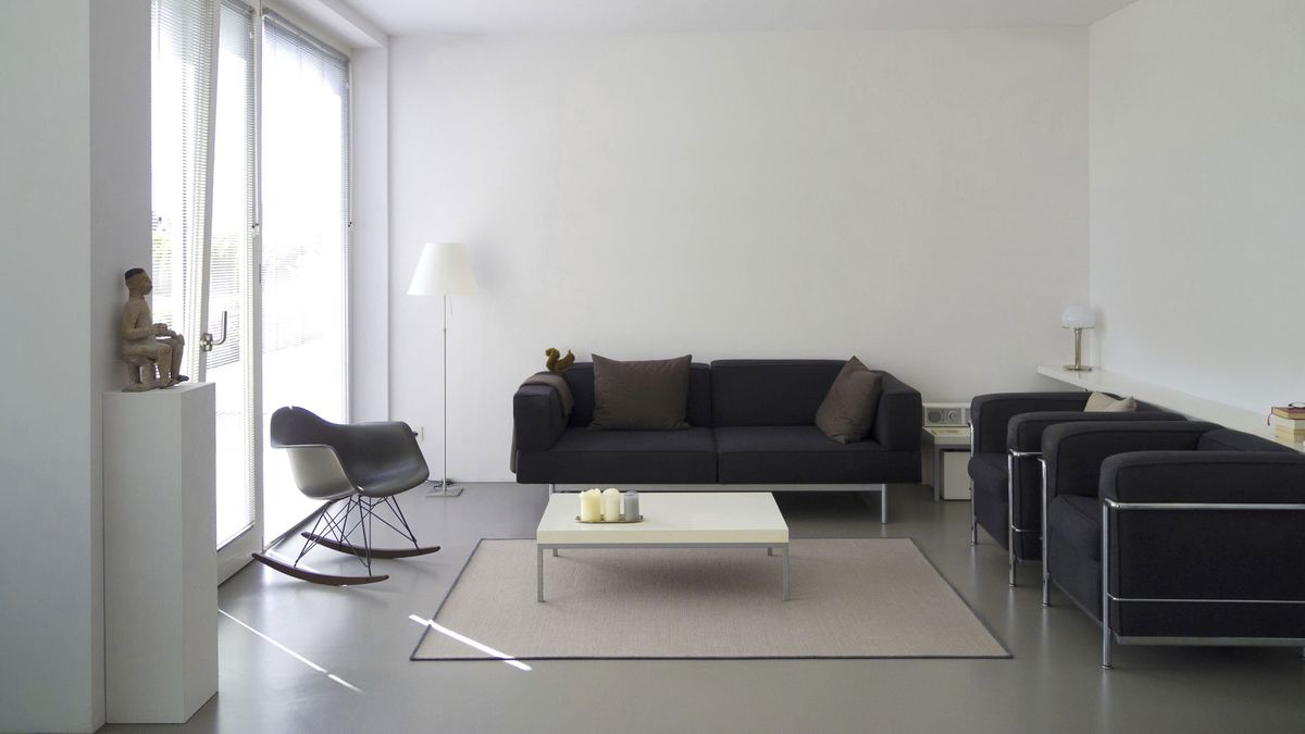 Cómo combinar un sofá negro 7