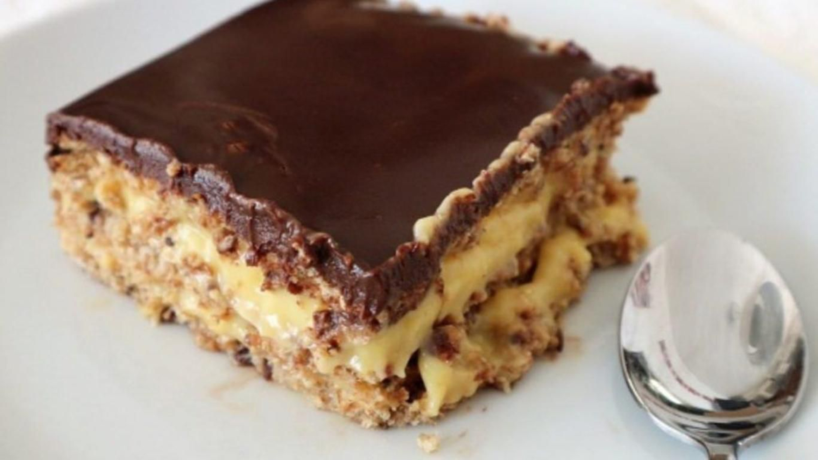 El sabor de aquellos veranos: la tarta de la abuela con sus capas de galleta, natillas y chocolate.