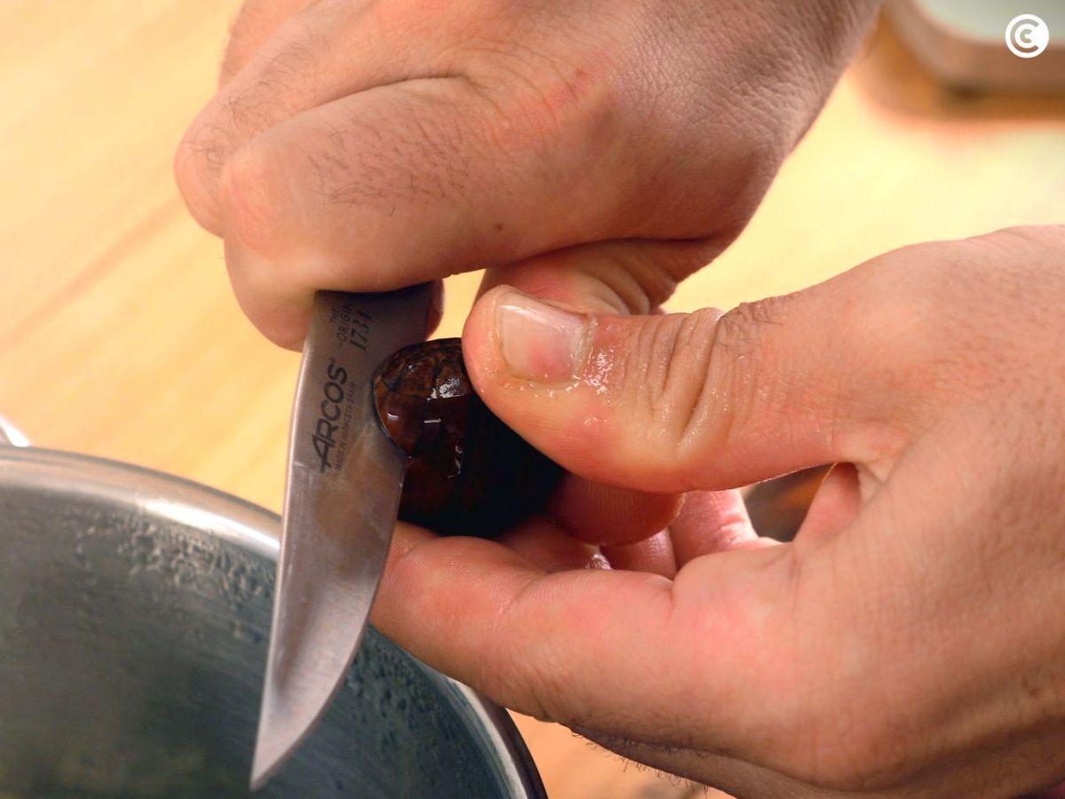 Hacer un corte en las castañas para que se pelen mejor