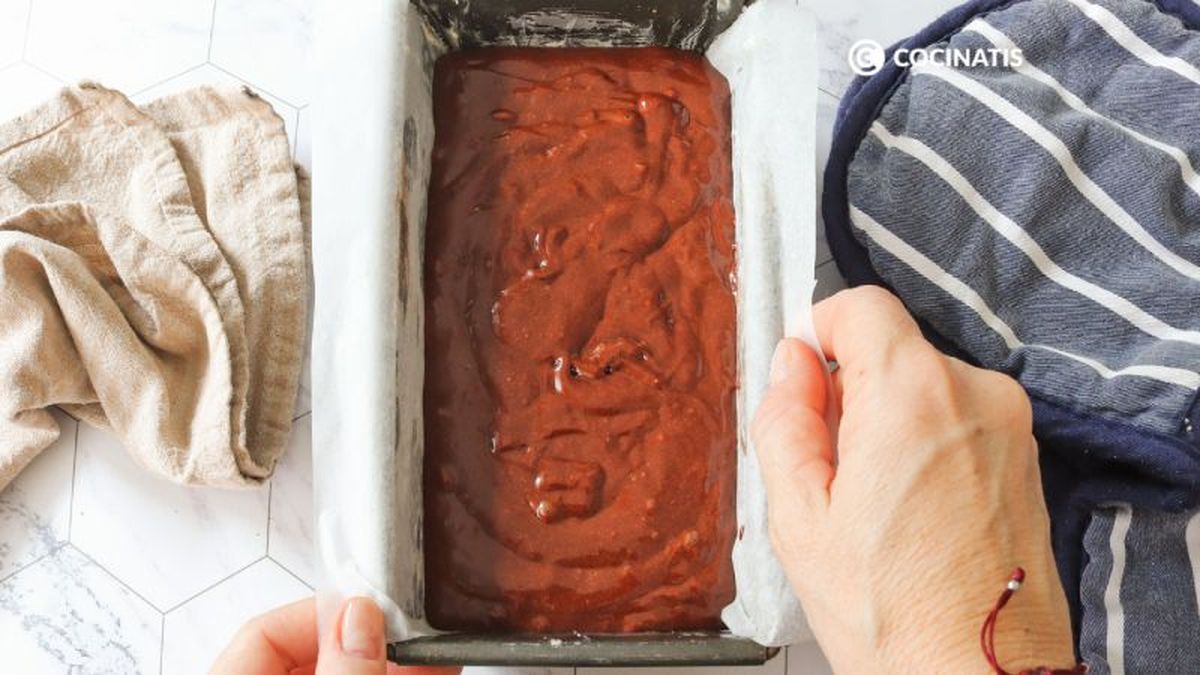 Pasamos la masa del bizcocho al molde