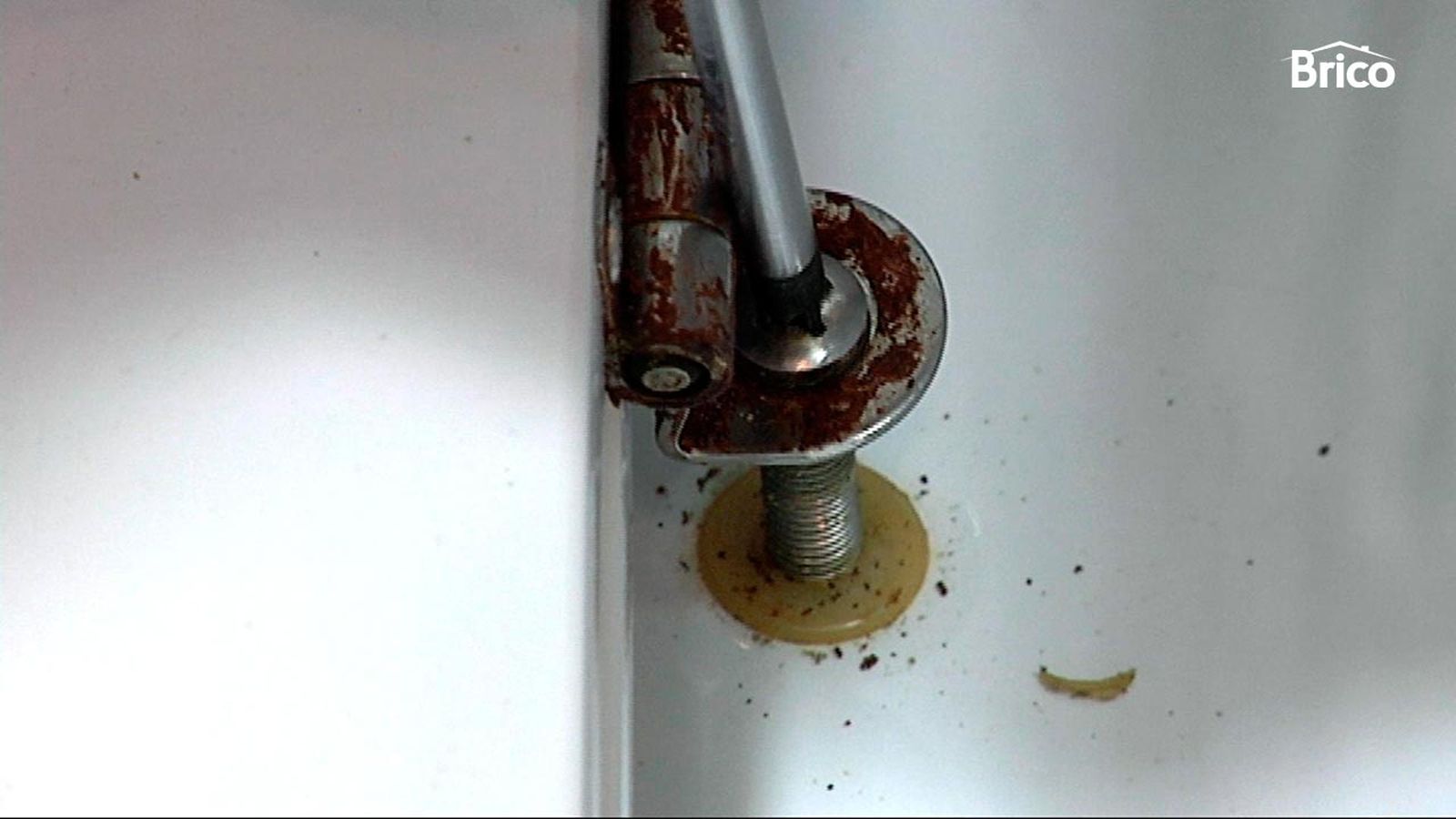 Sustituir bisagras de la tapa del wc paso 1 Sustituir bisagras de la tapa del wc paso 1
