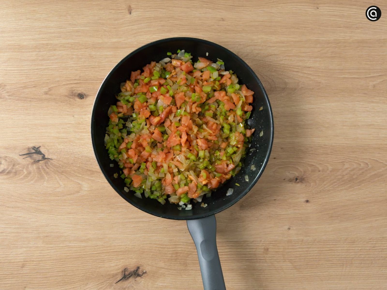 Rehoga cebolla, pimiento verde y tomate