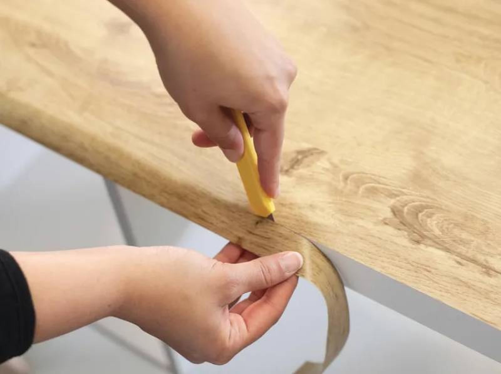 Vinilo adhesivo de efecto madera para la encimera. Vinilo adhesivo de efecto madera para la encimera.
