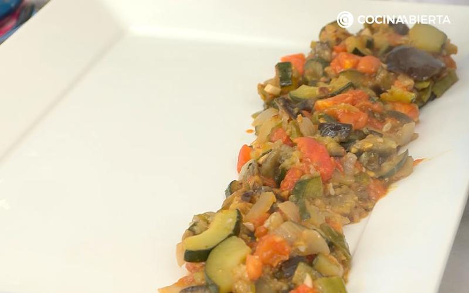 Sirve el pisto de verduras Sirve el pisto de verduras