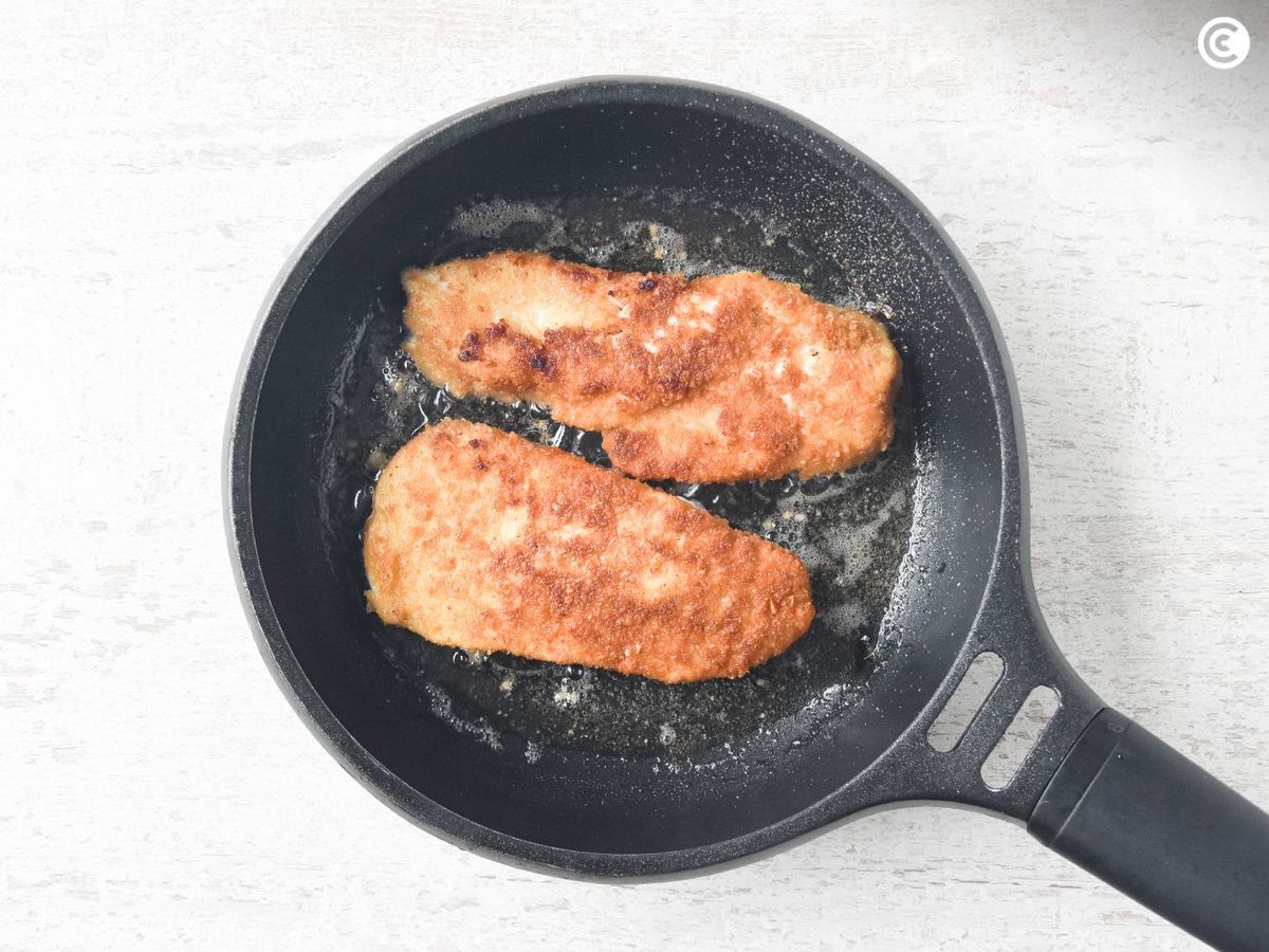 Freir los filetes de pollo empanados
