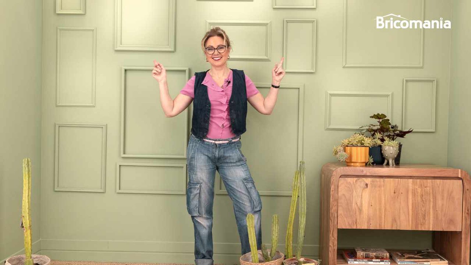 Yolanda Alzola con la pared que acaba de decorar Yolanda Alzola con la pared que acaba de decorar