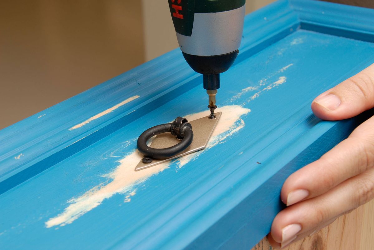 Aparador azul de aspecto envejecido paso 10