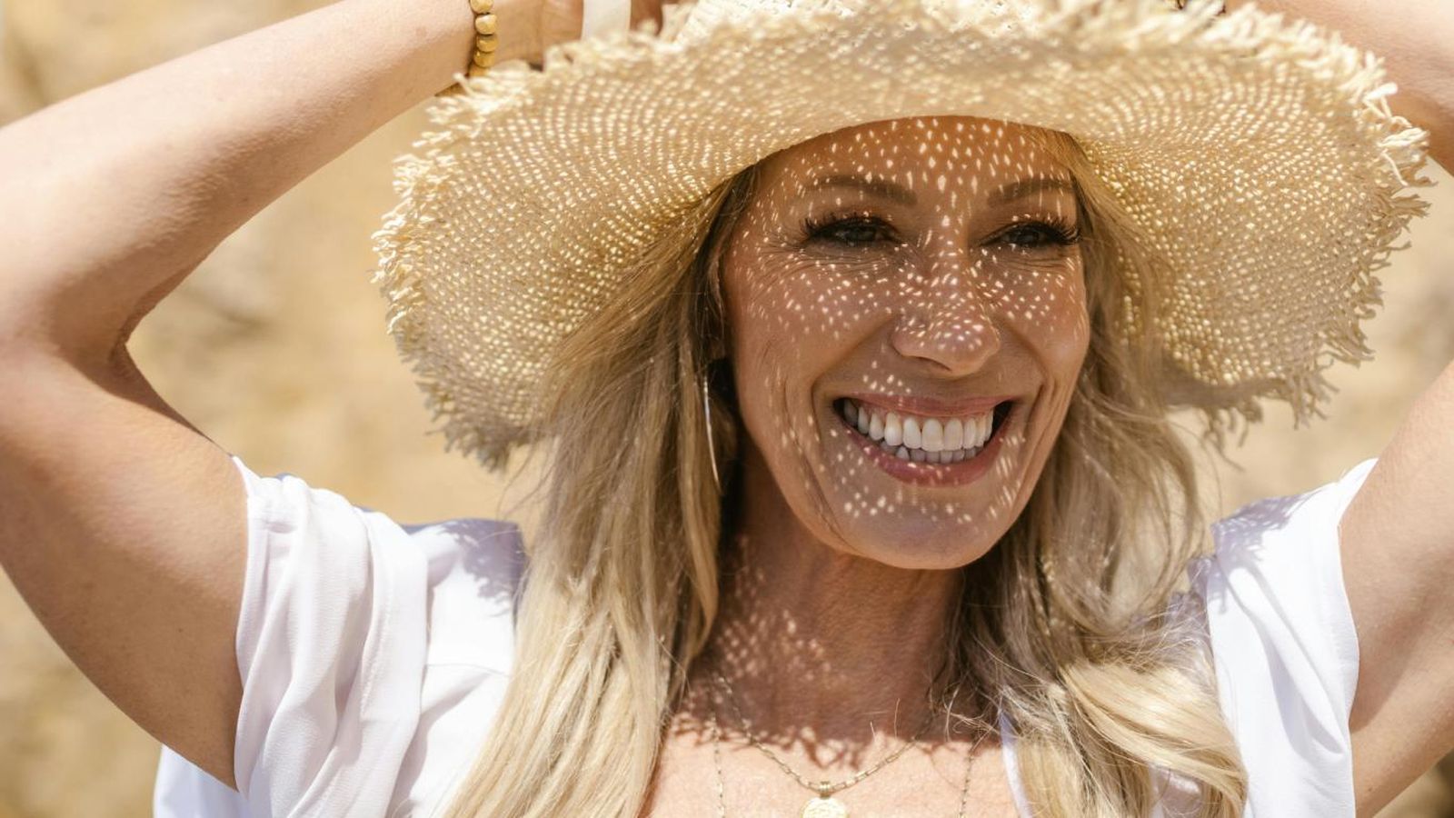 El uso de sombreros y ropa adecuada complementa la protección solar. El uso de sombreros y ropa adecuada complementa la protección solar.