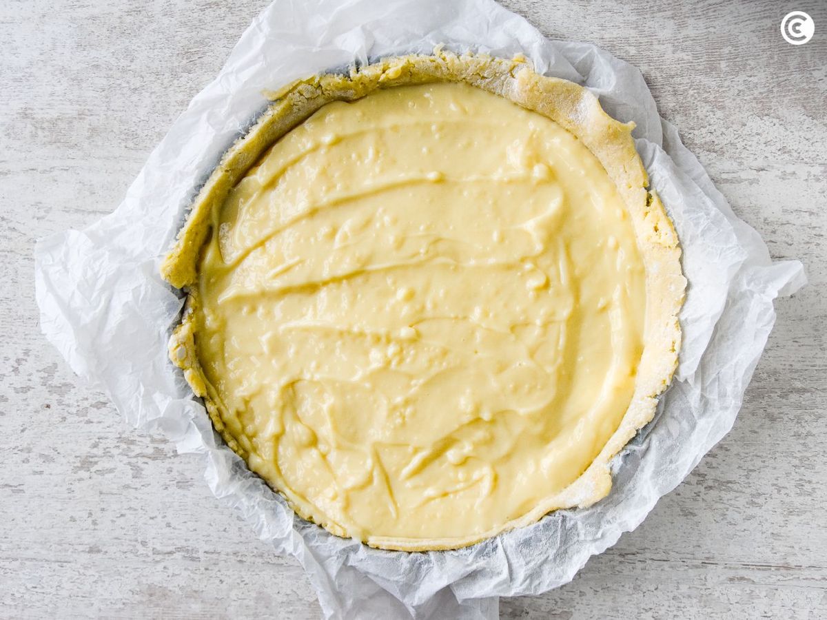 Verter la crema en el molde como relleno de la torta della nonna