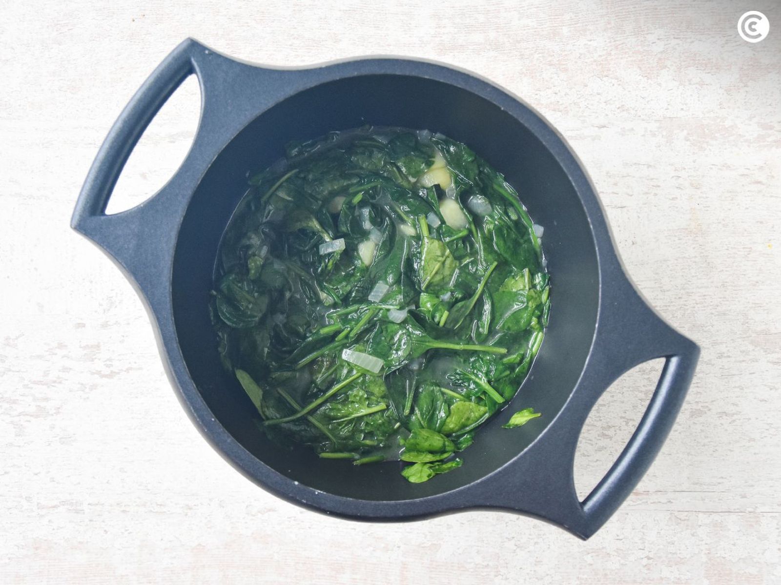 Cocer espinacas para la crema de espinacas