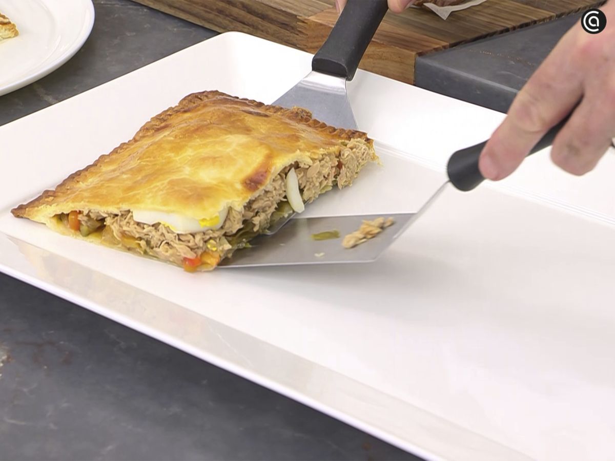Sirve la empanada y decora con unas hojas de perejil