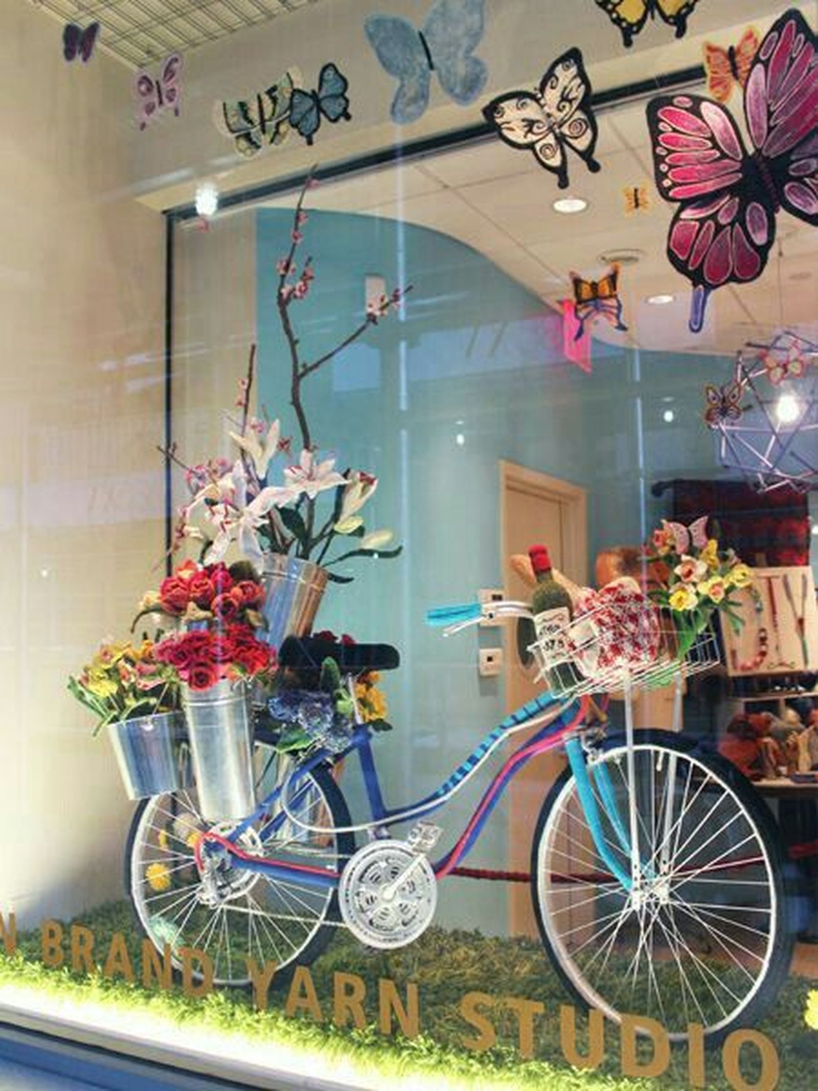 decorar escaparate primavera bicicleta 2 decorar escaparate primavera bicicleta 2