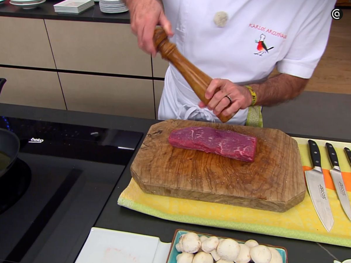 Salpimenta el solomillo y dóralo en la sartén