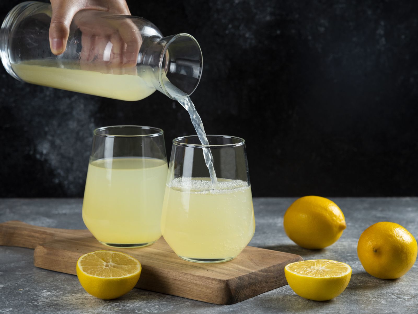 El zumo de limón, un aliado natural para evitar que la fruta cortada se oxide. El zumo de limón, un aliado natural para evitar que la fruta cortada se oxide.
