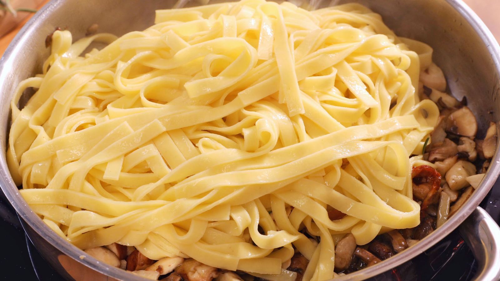 Receta de tagliatelle con setas, tomate seco y almendras paso 5 Receta de tagliatelle con setas, tomate seco y almendras paso 5