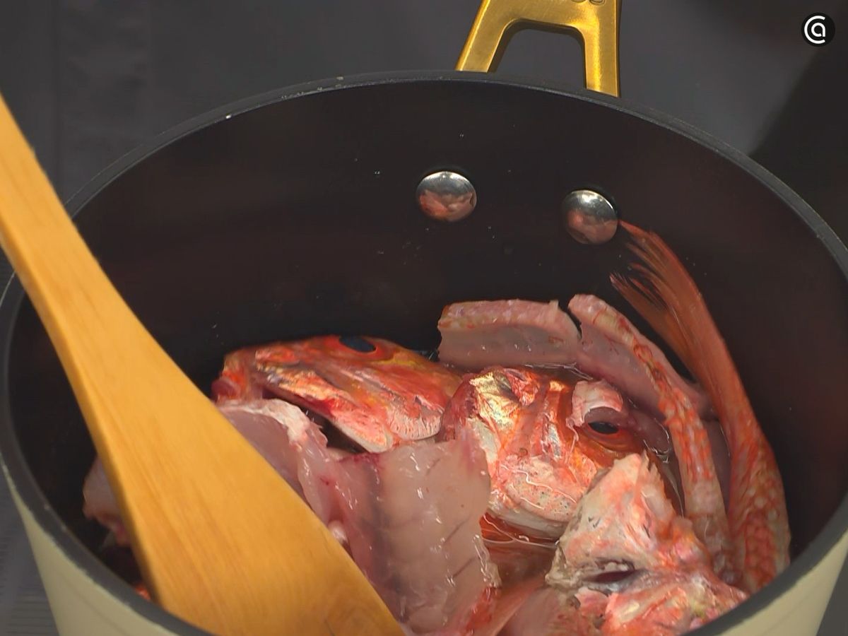 Cocina las cabezas y las espinas de los salmonetes en aceite a baja temperatura