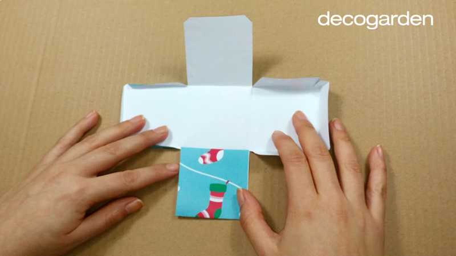 Montar caja de papel para regalos pequeños de Navidad.