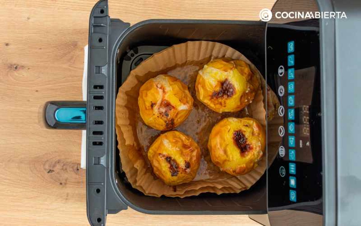 Manzanas cocidas en una freidora de aire