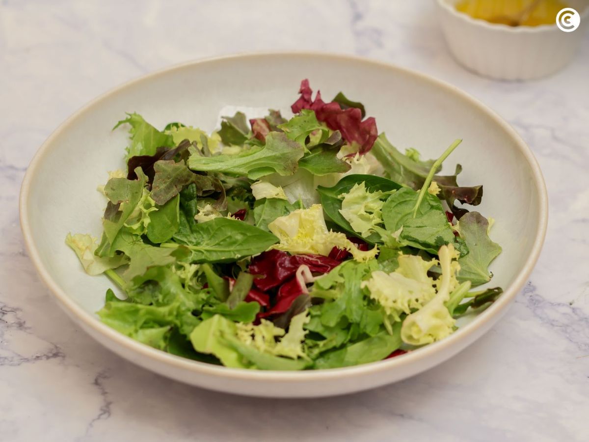 Hojas verdes para la ensalada de mango y aguacate