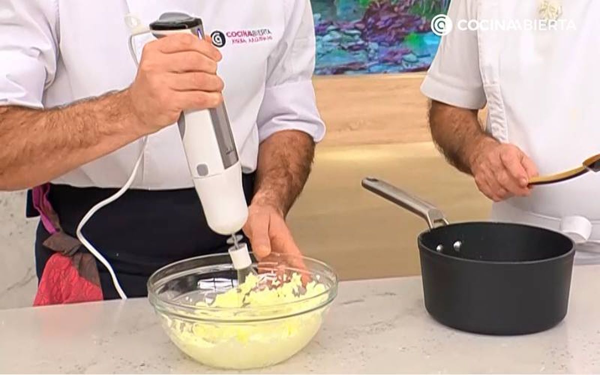 Haz el almíbar y prepara la crema de mantequilla