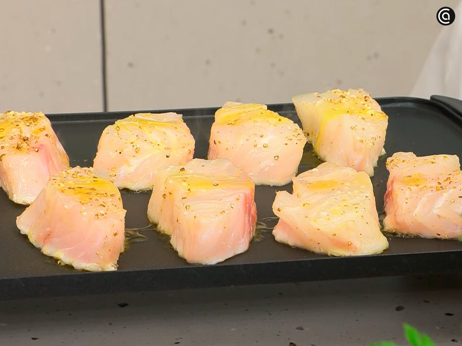 Dora el bacalao en la plancha hasta que esté tierno