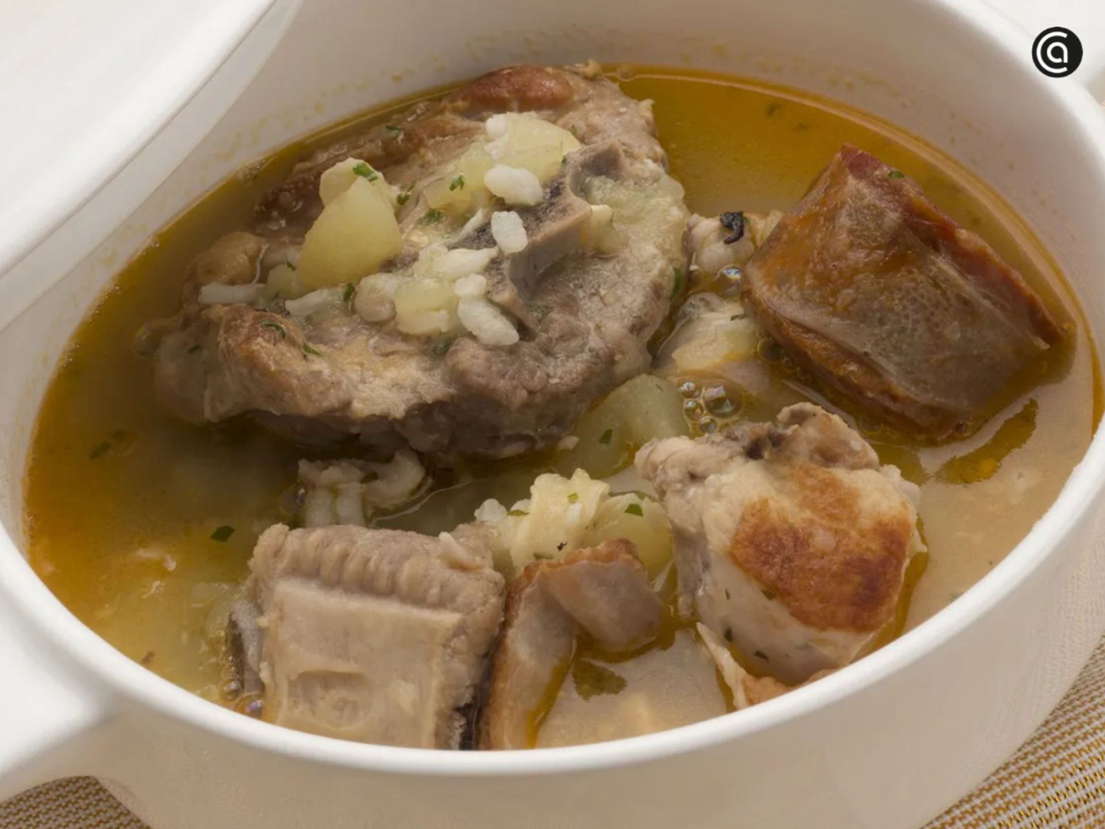 El rancho aragonés, guiso de carne, patata y arroz, es uno de los platos más compartidos en peñas y reuniones del Pilar.