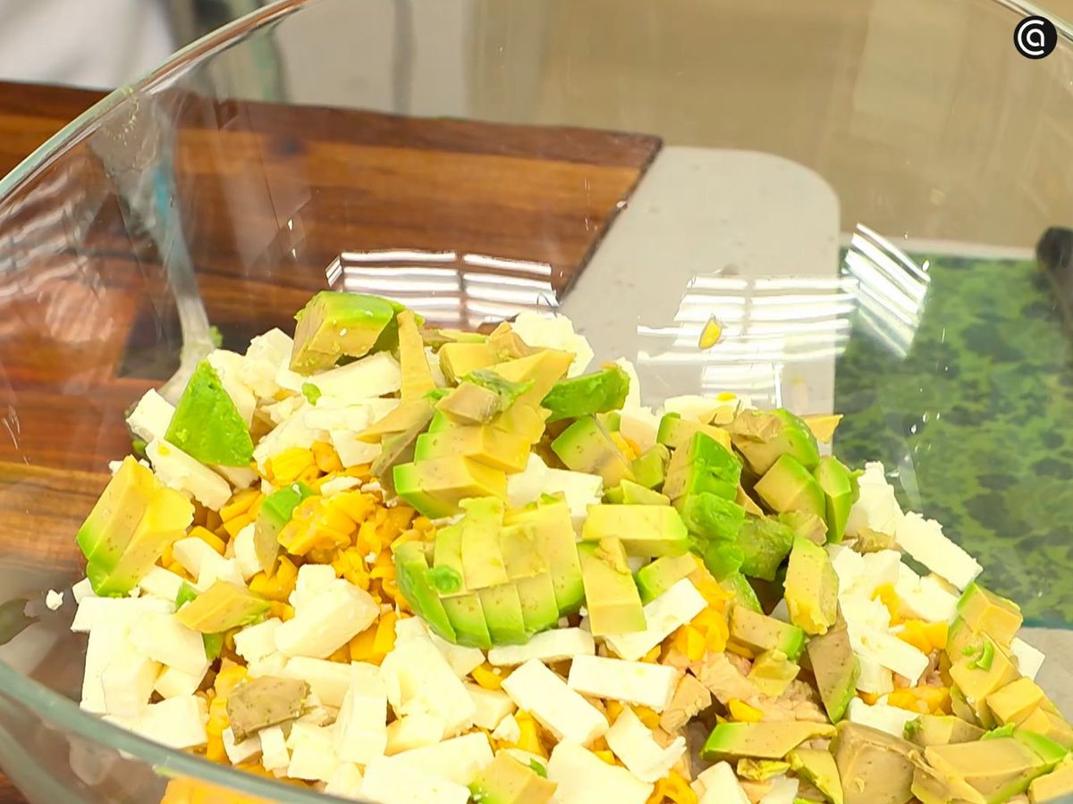 Mezcla el arroz, la pechuga de pollo, el maíz, el queso feta y el aguacate para preparar el relleno