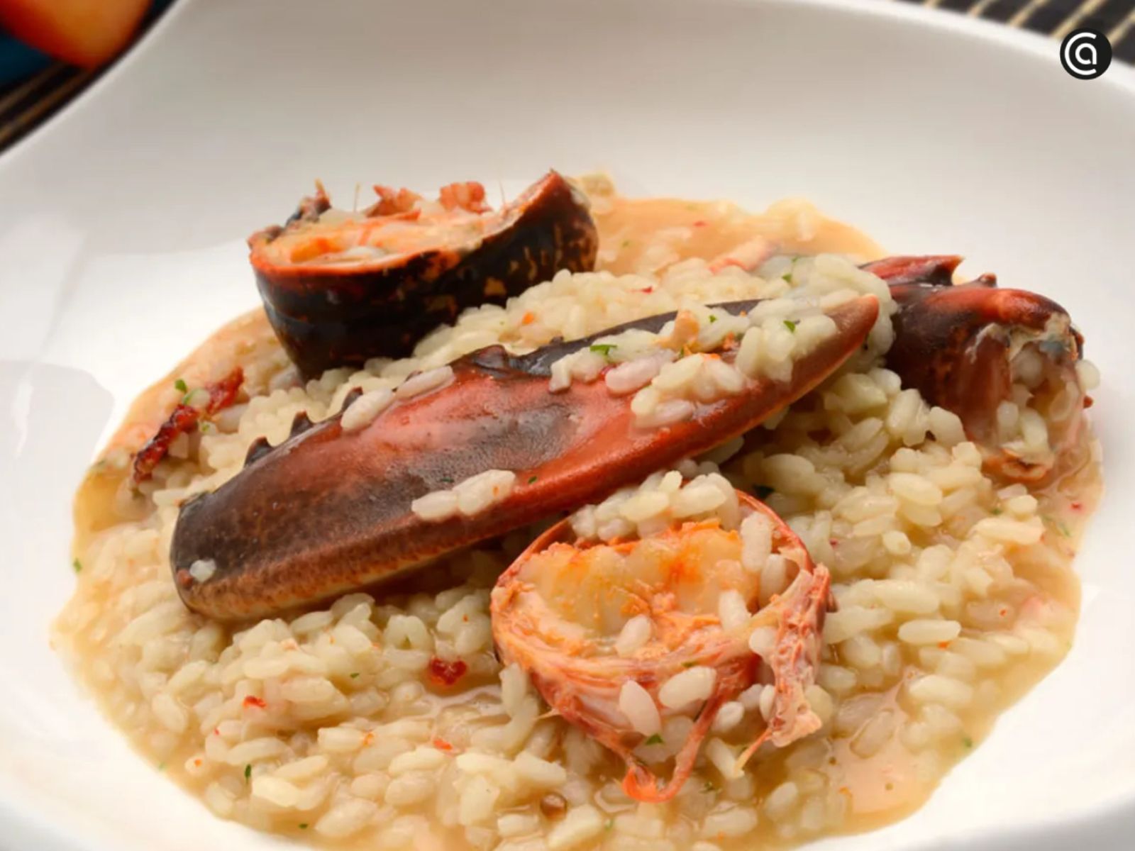 El bogavante, rey de los crustáceos, convierte un simple arroz en un festín marinero inolvidable.