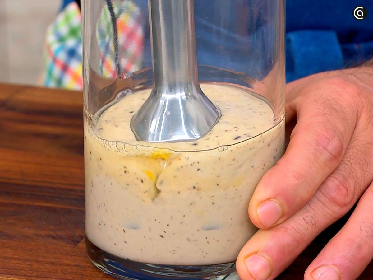 Mayonesa de ajo negro para acompañar los dátiles con bacon