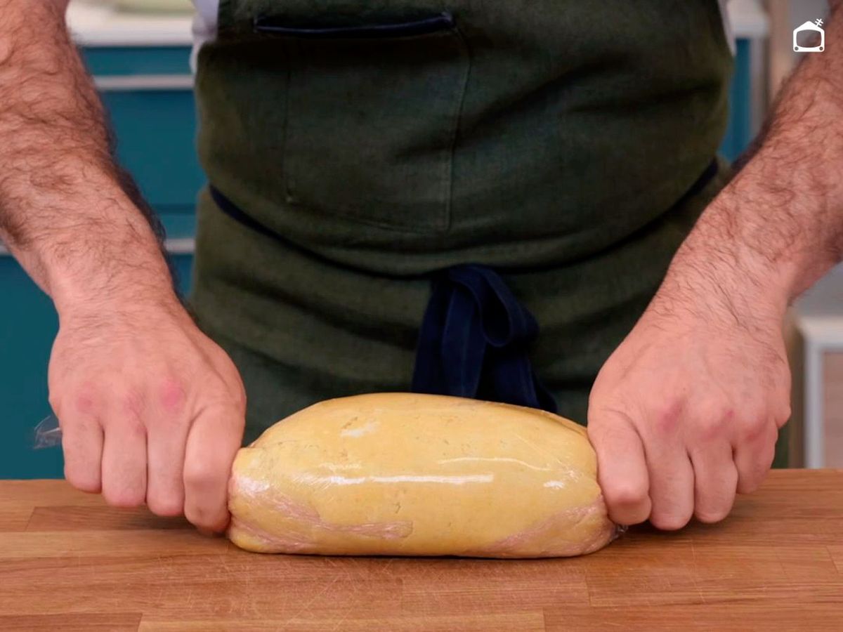 Envuelve la masa del pastel vasco para dejarla reposar en la nevera