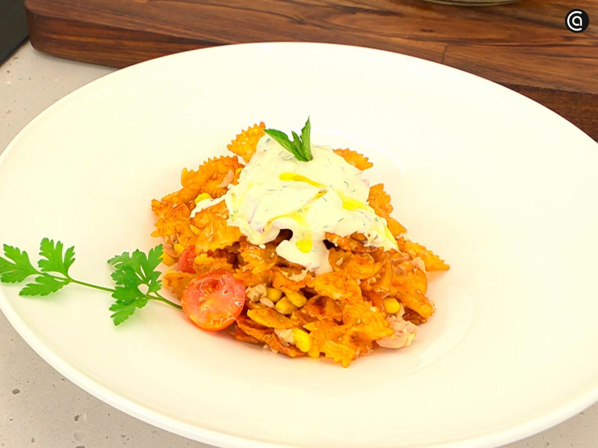 Pon un poco del aliño sobre la ensalada de pasta crujiente